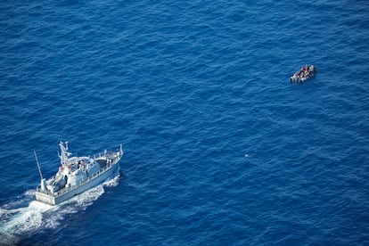 Migrantes que intentan cruzar el mar Mediterráneo en un bote de goma hacia Europa son interceptados por un barco de la guardia costera libia, el 25 de octubre de 2022.