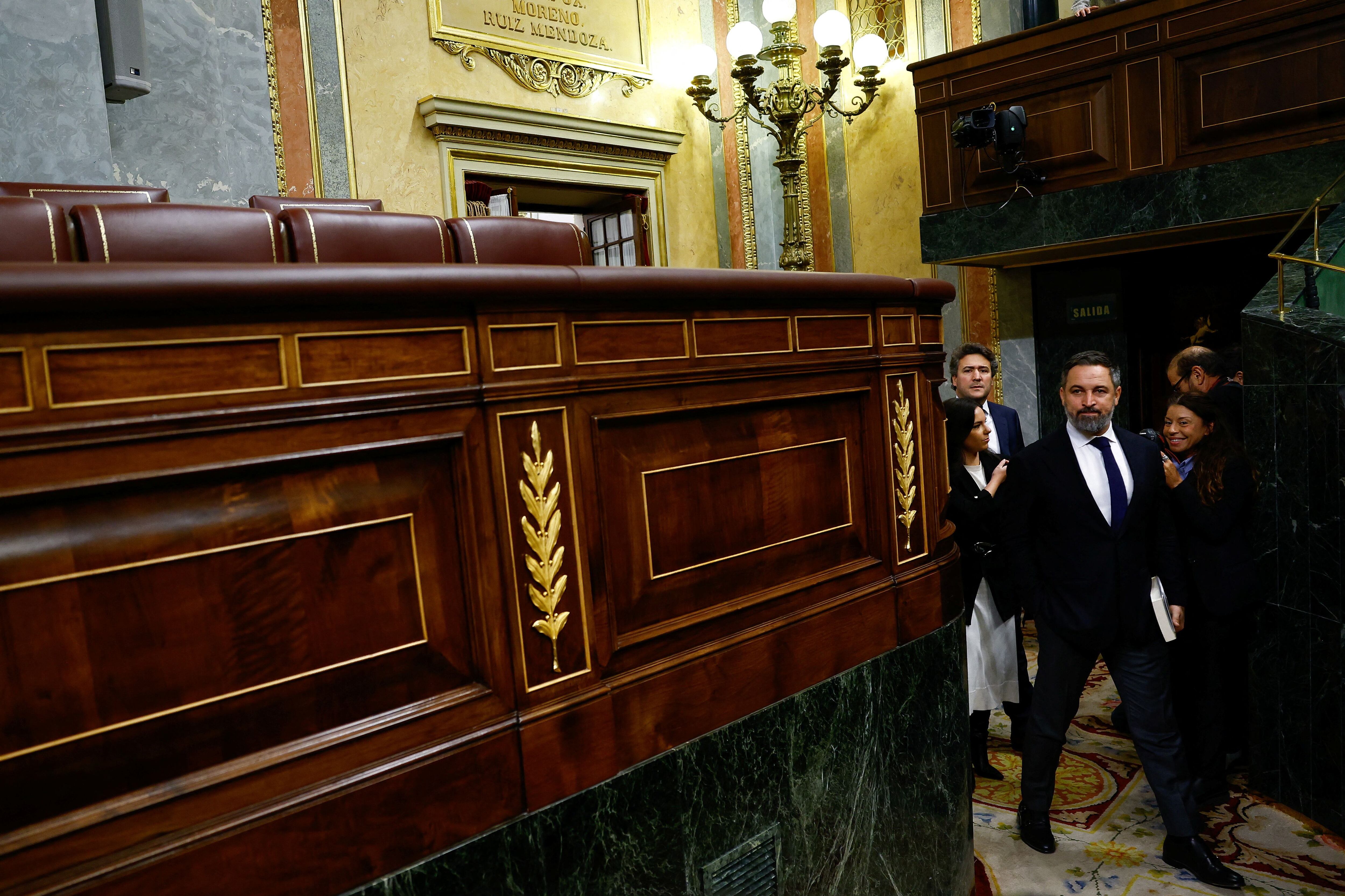 El líder de Vox, Santiago Abascal, entra el hemiciclo para asistir a la primera jornada del debate de investidura de Pedro Sánchez. 