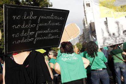 Concentración de profesores frente a la sede de Educación el pasado martes.