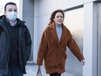 Cristina Pereyra, esposa de Genaro García Luna, llega a la corte de Brooklyn con su hijo, el 13 de febrero.