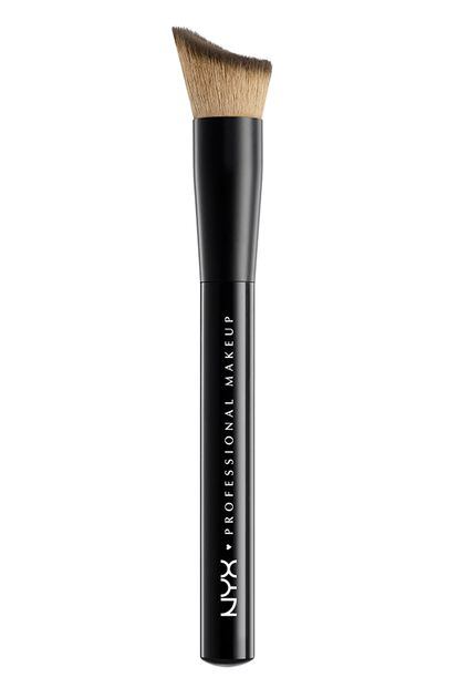 Para la base de maquillaje

 

Sus hebras suelen tener forma de cono invertido, con el cabezal redondeado. Desde el centro del rostro, se extiende la base hacia fuera con deslizamientos suaves. Total Control Drop Brush Nº22 (17,90 €), de Nyx Cosmetics, cuenta con una parte plana que aporta cobertura si se trabaja a toques.