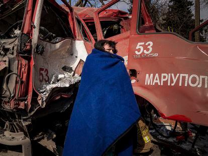 Una mujer se cubre con una manta tras un bombardeo en Mariupol, este jueves.
