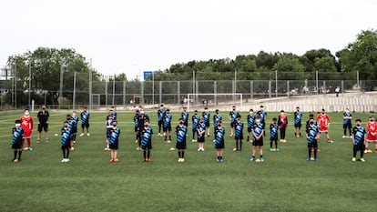 Foto de familia de algunos de los equipos del club de fútbol Santiago Apóstol, en Villaverde Bajo.