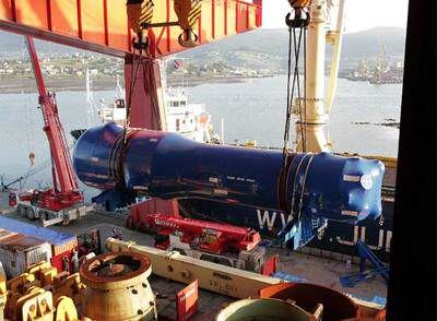 Embarque de un generador desde el dique de la factoría Ensa en Maliaño, en la bahía de Santander.