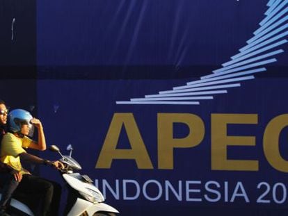 Cartel informativo de la cumbre de Foro de Cooperación Económica Asia-Pacífico, en Bali.