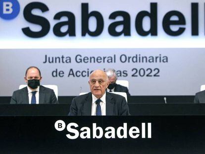 El presidente de Sabadell, Josep Oliu, durante la junta de accionistas.