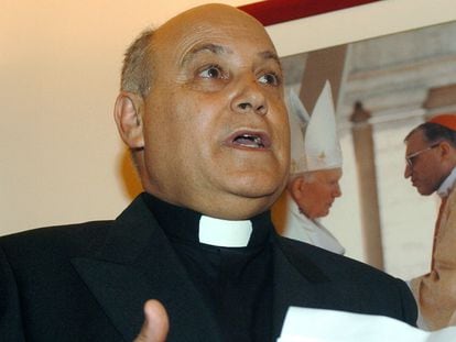 Silverio Nieto, en una imagen de 2004, leyendo un comunicado como director del Servicio Jurídico Civil de la Conferencia Episcopal Española sobre un caso de abuso de menores.