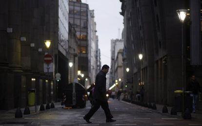 Un hombre camina por el distrito financiero en Buenos Aires