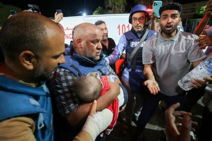 Wael Al-Dahdouh, un corresponsal de Al-Jazeer, sujeta entre los brazos el cuerpo de uno de sus hijos, fallecido en un ataque de Israel a un campo de refugiados en la franja de Gaza. 