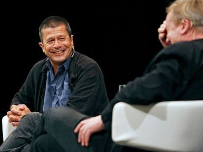 Los escritores Emmanuel Carr&egrave;re, izqda, y  Jean Echenoz en el Festival de la Risa de Bilbao.