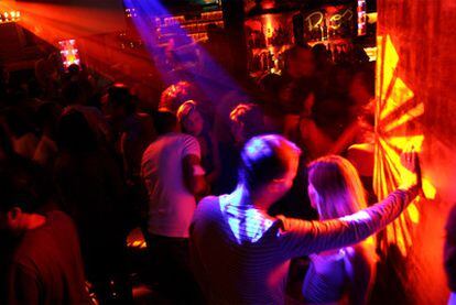 Jóvenes turcos beben en una fiesta en un club de Estambul.