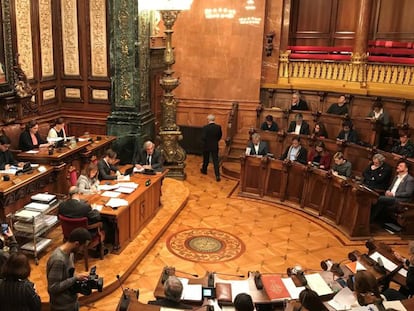 Ple de l'Ajuntament de Barcelona presidit per Ada Colau.