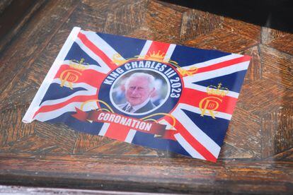 Bandera con el rostro de Carlos III como souvenir para su coronación.