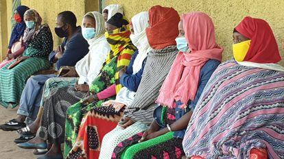 Mujeres esperan ser atendidas en el Hospital General Rural de Gambo, Etiopía.