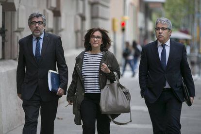 Blanca Bragulat, dona de Jordi Turull, arribant al TSJC amb el seu advocat Jordi Pina i Francesc Homs.