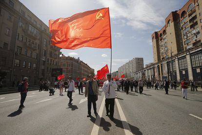 Un hombre ondea una bandera frente a un mitin comunista para conmemorar el 1 de Mayo, en Rusia (Moscú).