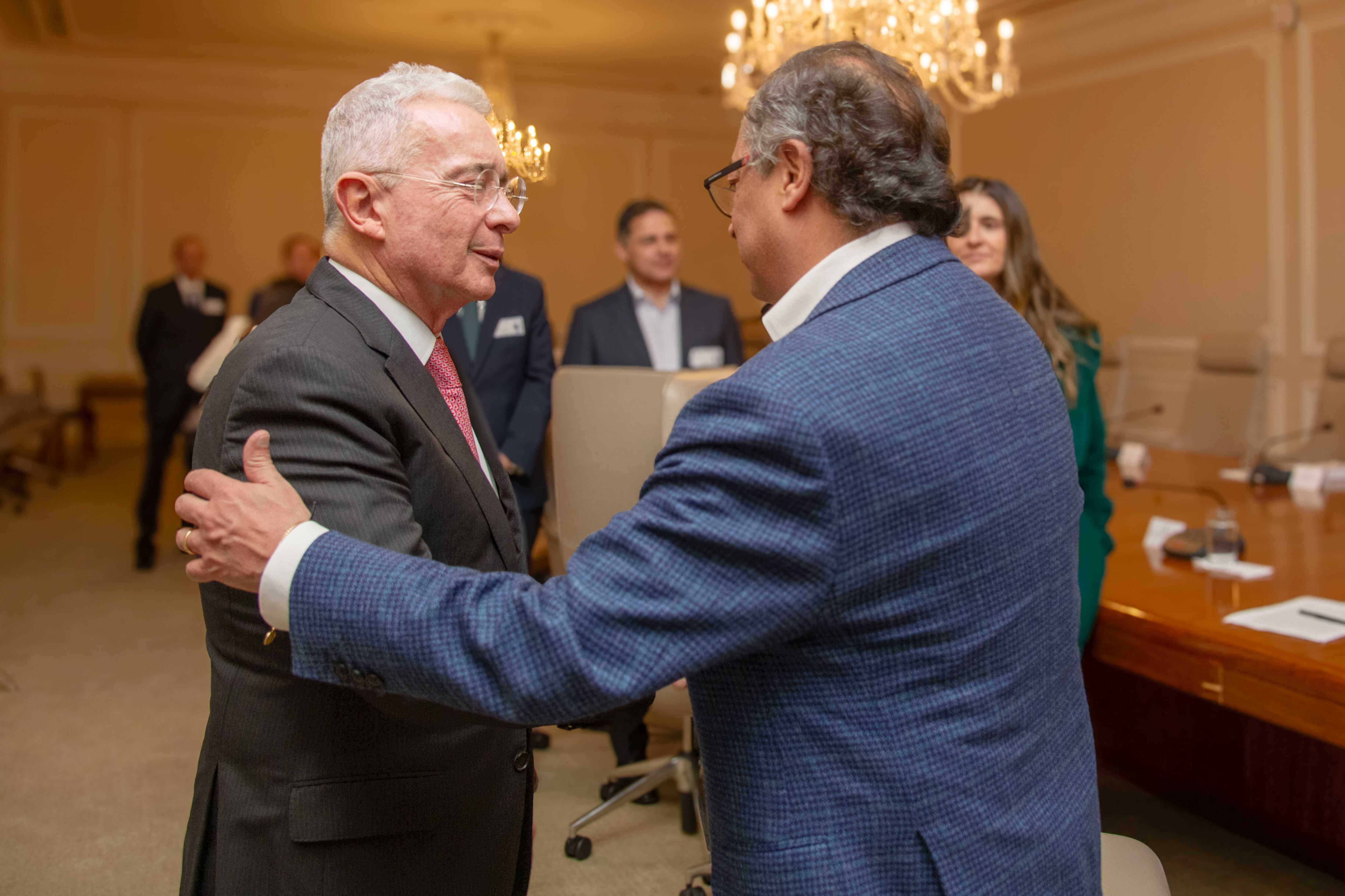 Petro vuelve a acercarse a Uribe en su nueva política de apertura al diálogo