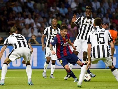 Messi controla el balón ante cuatro rivales.