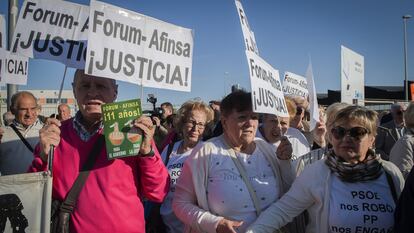 Un centenar de afectados por la presunta estafa de Fórum Filatélico concentrados ante la Audiencia Nacional al inicio del juicio en septiembre de 2017.