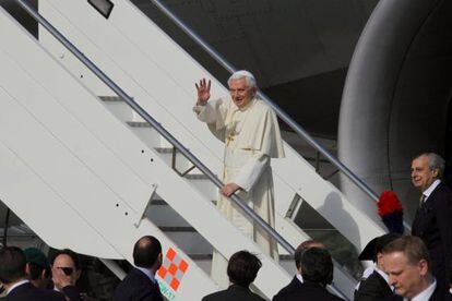 El papa Benedicto XVI sube a un avión en el aeropuerto de Fiumicino en Roma hoy, antes de viajar a México, primera etapa de su segunda visita a América Latina, que le lleva a México y Cuba.