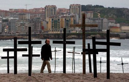 Varios miles de personas que acudieron a la convocatoria de la plataforma 'Nunca Máis' plantaron cruces en la playa de Riazor ( A Coruña), para simbolizar la muerte del mar como consecuencia de la marea negra provocada por el 'Prestige'.