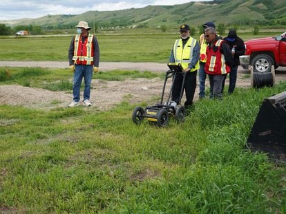 Tres técnicos operan un georradar el pasado 24 de junio para localizar tumbas en Saskatchewan (Canadá).