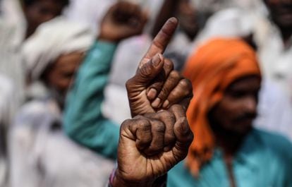 Un miembro de una comunidad tribal india alza las manos durante una protesta en Azad Maidan, Bombay (India).