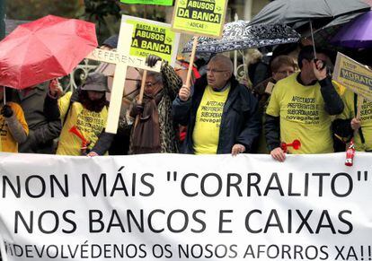 Protesta de afectados por las preferentes en Santiago de Compostela