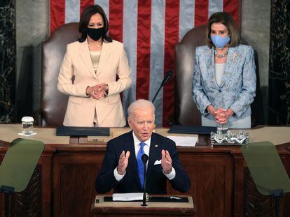 Biden, durante su discurso. Le acompañan Kamala Harris, vicepresidenta de EE UU, y Nancy Pelosi, presidenta de la Cámara de Representantes.