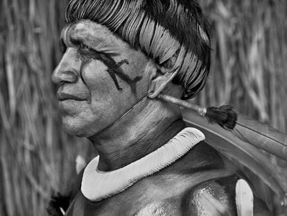 Tsaná, cantante de música tradicional de Alto Xingu, un don que heredó de su padre, el maestro Tagukagé; con el cuerpo pintado de urucum, lleva un collar de conchas de caracol.