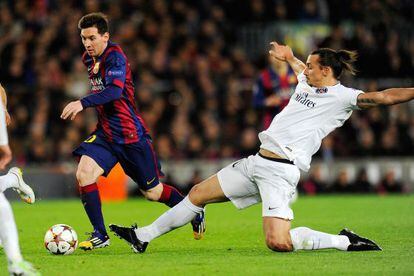 Messi controla en balón frente a Ibrahimovic en el último duelo Barça-PSG.