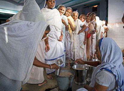 En los 'ashrams' o centros religiosos de la ciudad de Vrindavan se ofrece comida y un lugar digno y limpio para las viudas de la India