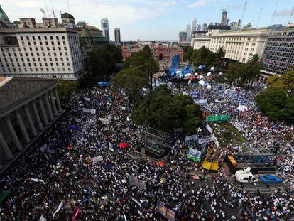 Decenas de miles de docentes manifiestan en Plaza de Mayo contra la política educativa de Mauricio Macri.