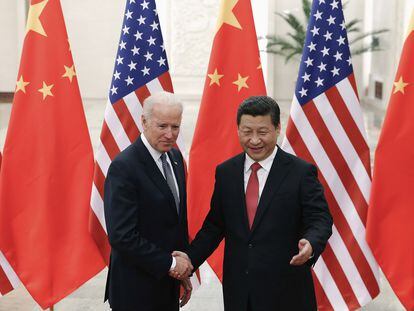 Joe Biden y Xi Jinping se saludaban en el Gran Salón del Pueblo en Pekín, el 4 de diciembre de 2013.