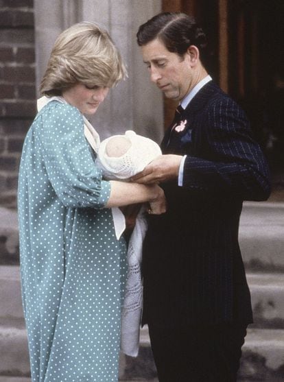 El principe Carlos de Inglaterra y su mujer la princesa Diana sostienen a su hijo Guillermo en el hospital St. Mary en Paddington en Londres.
