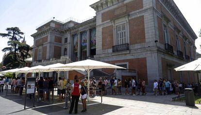 Colas para entrar al Museo del Prado, el lunes en Madrid.