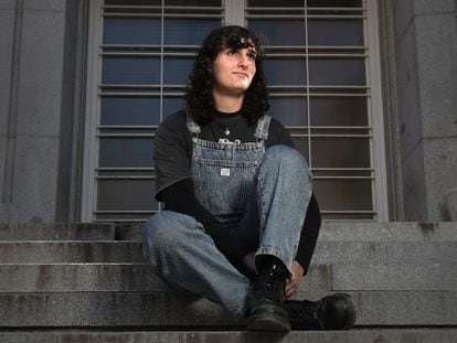 Lucía, una de las primeras personas en acudir al Registro Civil a cambiar el sexo que figura en el DNI, en las escaleras de la facultad donde estudia, en la Universidad Complutense de Madrid.