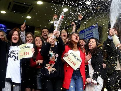 Los trabajadores de Doña Manolita celebran que han vendido décimos del Gordo. Vídeo: imágenes de septiembre de colas para comprar Lotería de Navidad en esta administración, a tres meses del Sorteo.
