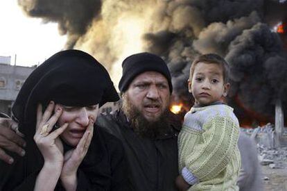 Una familia palestina huye de Gaza tras el inicio de los ataques israelíes contra la franja, a finales de diciembre de 2008.
