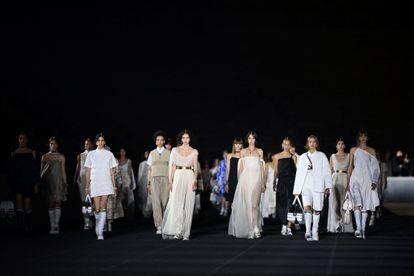 Modelos desfilando en el estadio Panatenaico con la colección crucero 2022 de Dior, en junio de 2021 en Atenas.