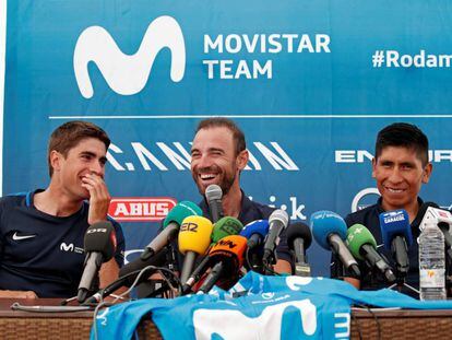 Landa, Valverde y Nairo se cuentan un chiste durante la conferencia de prensa.