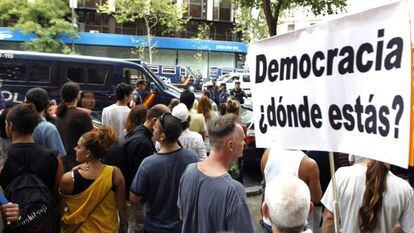 Manifestantes en las inmediaciones de la sede del Partido Popular.