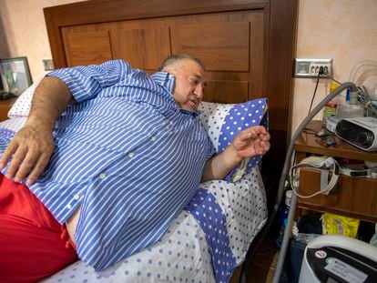 Gabriel Escobedo, en su casa de Jaén, tiene que permanecer largos periodos tumbado en su cama asistido por un respirador.