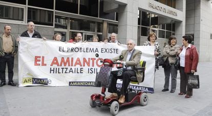 Trabajadores y jubilados afectados por el amianto, con Eusebio Pagola en primer t&eacute;rmino, durante una concentraci&oacute;n de protesta ante el Palacio de Justicia de Bilbao.