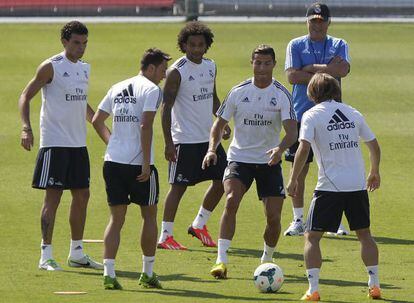 Ancelotti observa un rondo de sus jugadores.