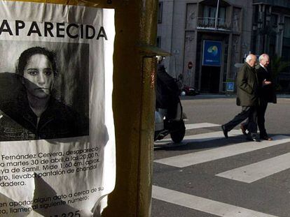 Un cartel con la foto de Déborah Fernández, cuando desapareció en 2002.