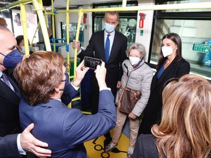 Don Felipe y doña Letizia, a bordo de un autobús municipal de Madrid.