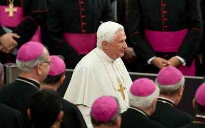 El papa abandona el Aula Pablo VI en la Ciudad del Vaticano, tras escuchar un concierto de la Orquesta Verdi, con motivo del cuarto aniversario de su pontificado, el 30 de abril de 2009.