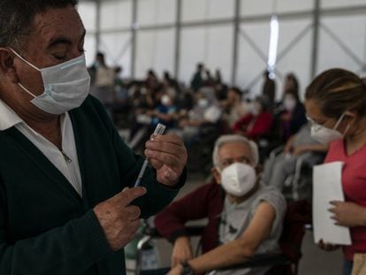 Un enfermero se prepara para aplicar la vacuna contra la covid-19 en Ecatepec, en febrero de 2021.