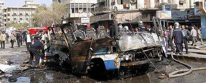 Bomberos iraquíes extinguen el fuego en un autobús a causa de un atentado suicida, que ha dejado seis muertos en Bagdad.